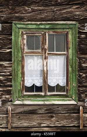 Fenêtre avec cadre vert en bois dans maison ancienne, Livigno, italie Banque D'Images