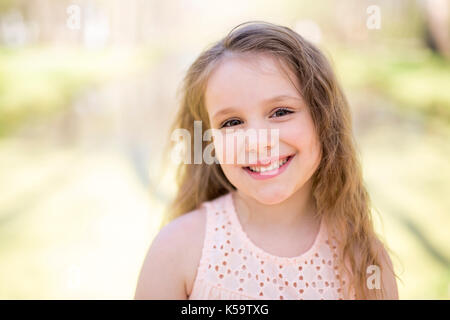 Portrait d'une petite fille sur un fond jaune. fille de sept ans. Banque D'Images