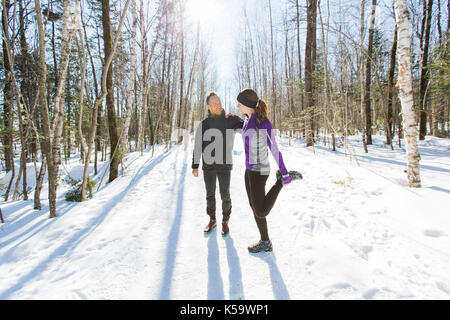 L'exercice de course d'hiver. quelques coureurs du jogging dans la neige. Banque D'Images