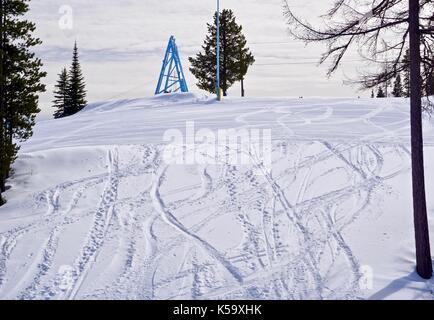 Une station de ski avec de la neige fraîche et quelques pistes avec structure de bleu Banque D'Images