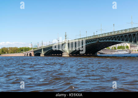 Vue sur le palais de pont troitsky remblai en st. Petersburg, Russie Banque D'Images