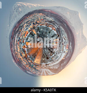 Petite planète sphère 360 degrés. petropavlovsk kamchatsky-ville. lever de soleil sur les volcans avachinsky koryaksky et extrême-orient, la Russie. Banque D'Images