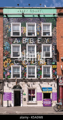 Dublin, Irlande - août 7, 2017 : l'Abbey Court hostel historique sur la façade d'un baccalauréat à pied pas très loin de O'Connell bridge est peint avec flux colorés Banque D'Images