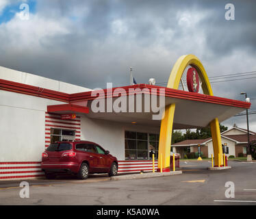 Moore, New York, USA. Le 8 septembre 2017. conduire-à travers d'un style rétro, Mcdonald's sur downer street à baldwinsville, new york Banque D'Images