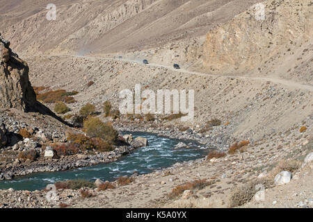 Véhicules 4X4 de la conduite sur la route du Pamir / m41 le long de la rivière dans le Pamir-Gorno Badakhshan province, au Tadjikistan Banque D'Images