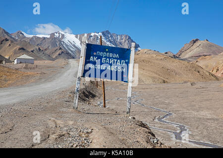 Ak-baital passent, plus haute montagne col à 4 655 mètres sur la route du Pamir / m41 traversant les montagnes du Pamir, gorno-province de Badakhshan, au Tadjikistan Banque D'Images