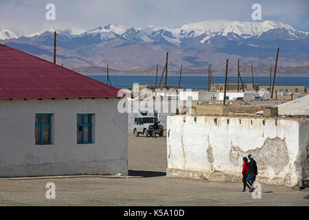 Le petit village le long de karakul / qarokul karakul Lake dans les montagnes du Pamir, gorno-province de Badakhshan, au Tadjikistan Banque D'Images