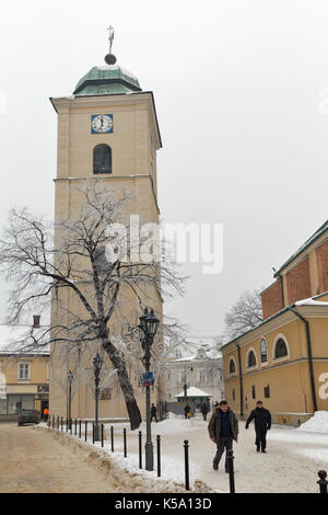 Rzeszow, Pologne - le 17 janvier 2017 : les gens à pied le long de l'hiver de l'église sts. wojciech et Stanislaw tour de l'horloge sur la place farny. rzeszow est la plus grande Banque D'Images