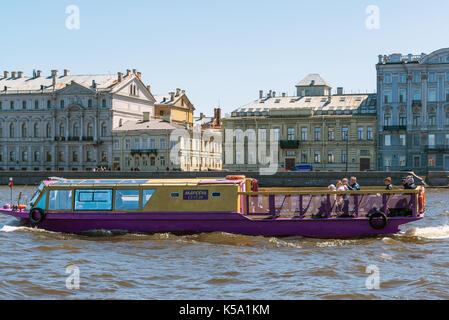 St. Petersburg, Russie - 04 juin. 2017. river boat Marseille avec les touristes sur la rivière Neva Banque D'Images