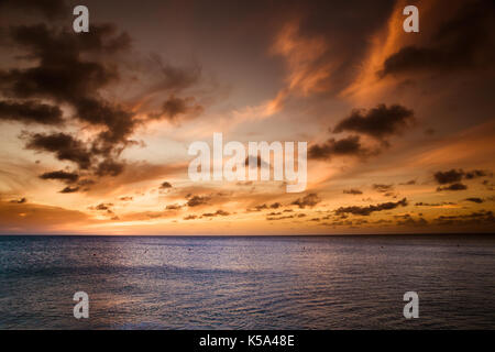 Sunset Beach sur l'océan et ciel dramatique Banque D'Images