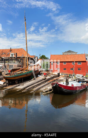 Chantier naval historique avec des bateaux de pêche dans le port du village Spakenburg dans les Pays-Bas. Banque D'Images