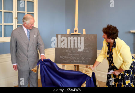 Le prince de Galles, connu sous le nom de duc et duchesse de Rothesay en Écosse, dévoile une plaque avec le syndic Marilyne Maclaren lors d'une visite au centre Patrick Geddes à Riddle's court, une maison de cour classée du XVIe siècle récemment restaurée par le Scottish Historic Buildings Trust Banque D'Images