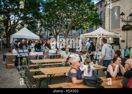 Visiteurs à street tables pendant les estivales de Pézenas, Hérault, France. Banque D'Images