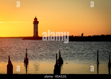 Le lever du soleil, Pointe des Onglous, Etang de Thau, France. Banque D'Images