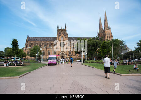 Sydney, NSW, Australie-novembre 20,2016 : gothique st. Mary's cathedral avec des gens qui attendent en ligne à camion de crème glacée dans Hyde Park à Sydney, Australie Banque D'Images