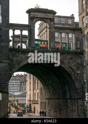 Regent Bridge par l'architecte Archibald Elliot, Calton Road, Edinburgh, Scotland, UK avec une grande arcade. Film atmosphérique et séries télé location Banque D'Images