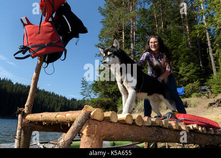 Adolescent girl holding malamute d'Alaska sur un quai Banque D'Images