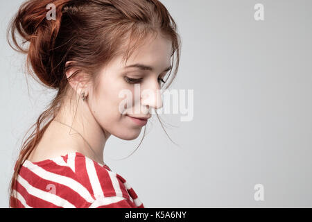 Beautiful teenager girl with red hair Vue de côté. Banque D'Images