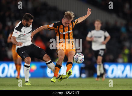 Hull City's jarrod bowen (à droite) et Derby County's Bradley Johnson bataille pour le ballon pendant le match de championnat à sky bet, Derby Pride Park. press association. photo photo date : vendredi 8 septembre 2017. voir l'activité de soccer histoire derby. crédit photo doit se lire : David Davies/pa wire. restrictions : editorial n'utilisez que pas d'utilisation non autorisée avec l'audio, vidéo, données, listes de luminaire, club ou la Ligue de logos ou services 'live'. en ligne de-match utilisation limitée à 75 images, aucune émulation. aucune utilisation de pari, de jeux ou d'un club ou la ligue/dvd publications. Banque D'Images