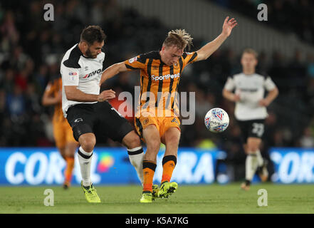 Hull City's jarrod bowen (à droite) et Derby County's Bradley Johnson bataille pour le ballon pendant le match de championnat à sky bet, Derby Pride Park. press association. photo photo date : vendredi 8 septembre 2017. voir l'activité de soccer histoire derby. crédit photo doit se lire : David Davies/pa wire. restrictions : editorial n'utilisez que pas d'utilisation non autorisée avec l'audio, vidéo, données, listes de luminaire, club ou la Ligue de logos ou services 'live'. en ligne de-match utilisation limitée à 75 images, aucune émulation. aucune utilisation de pari, de jeux ou d'un club ou la ligue/dvd publications. Banque D'Images