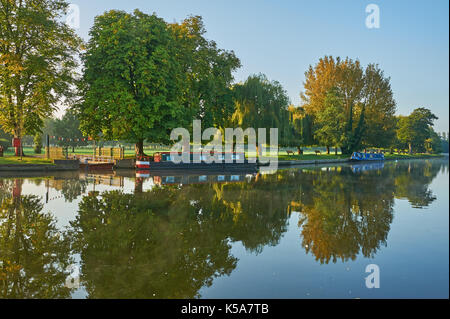 Au début de l'automne réflexions sur la rivière Avon à Stratford upon Avon, Warwickshire Banque D'Images