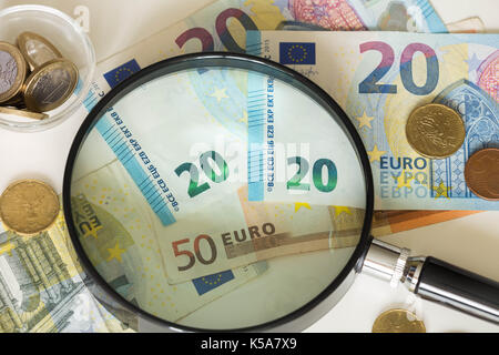 L'argent européen / euro sous la loupe Banque D'Images