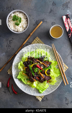 Foie de poulet sauté asiatique avec bol de riz et de thé vert Banque D'Images