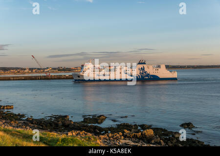 Aberdeen, Écosse, Royaume-Uni, le 30 août 2017. Aberdeen Harbour, rivière Dee et le ferry northlink arrivant à Aberdeen. Banque D'Images