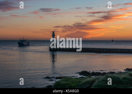 Aberdeen Harbour sea wall avec de l'huile les navires à l'ancre dans la baie. Banque D'Images