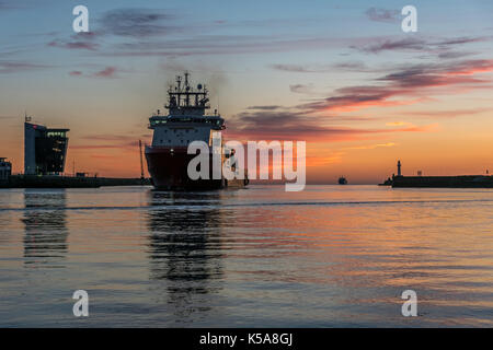 Aberdeen, Écosse, Royaume-Uni, le 30 août 2017. Autonomie de navire entre dans le port d'Aberdeen au lever du soleil. Banque D'Images