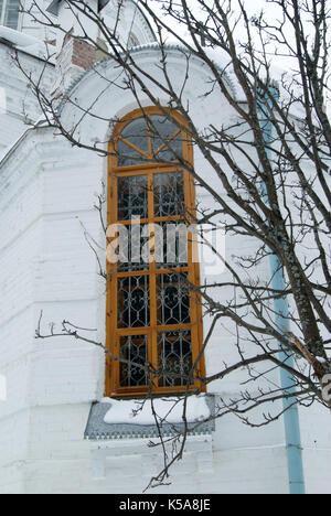 Fragment de la façade d'une ancienne église orthodoxe avec une fenêtre voûtée Banque D'Images