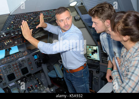 Montrant l'instructeur de pilotage sur simulateur de vol pour les élèves Banque D'Images