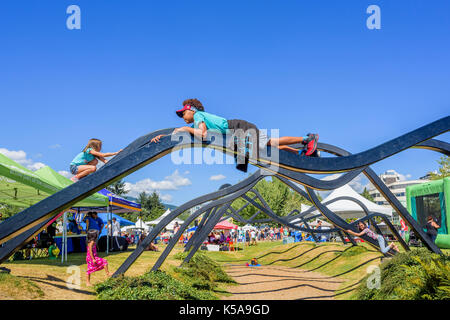 Les enfants jouant sur la sculpture, Waterfront Park, North Vancouver, Colombie-Britannique, Canada. Banque D'Images