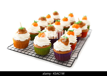 Pumpkin spice cupcakes avec glaçage vanille décoré de citrouilles et pommes au caramel Banque D'Images