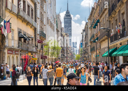 La ville de Mexico, Mexique - Jul 7, 2016 : la foule dans le centre-ville Banque D'Images