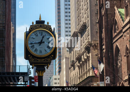 L'horloge à l'extérieur de trump tower à new york city, new york Banque D'Images