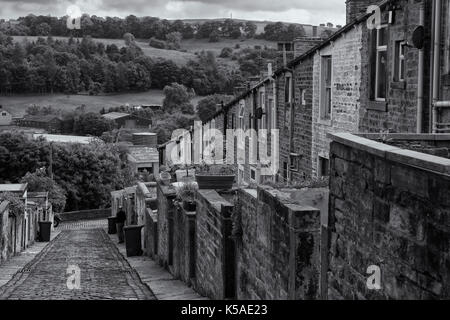 Ruelle entre dos à dos traditionnel logement dans Basil Street et Colne Lane, Colne, Lancashire, Angleterre : version noir et blanc Banque D'Images