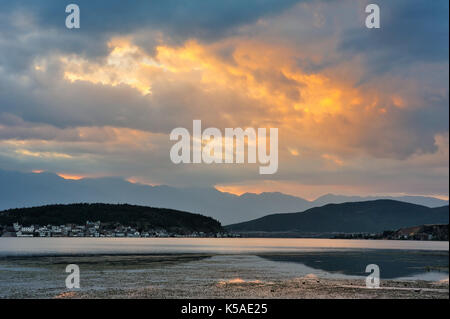 Paysage au coucher du soleil au lac Erhai dans la province chinoise du Yunnan. Banque D'Images