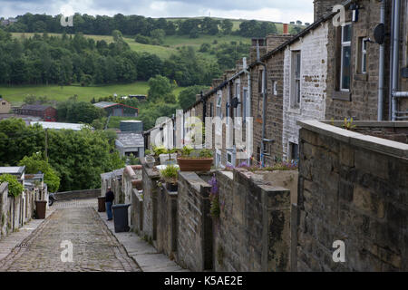 Ruelle entre dos à dos traditionnel logement dans basil street et colne lane, Colne, Lancashire, Angleterre Banque D'Images