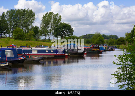 Nouvelles amarres sur le canal de Leeds et Liverpool à Lower Park Marina, Barnoldswick, Lancashire, Angleterre Banque D'Images