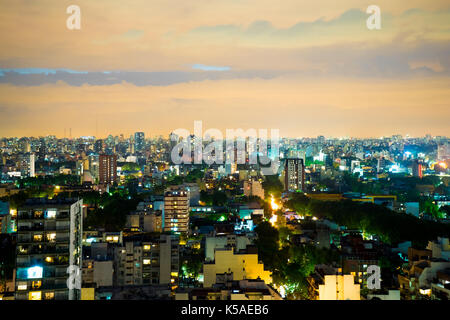 BUENOS AIRES, ARGENTINE – 7 SEPTEMBRE : vue panoramique sur la ville la nuit le 7 septembre 2016 à Buenos Aires, Argentine. Banque D'Images