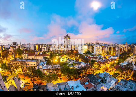 MONTEVIDEO, URUGUAY - 3 SEPTEMBRE : Vue aérienne de la ville de nuit le 9 septembre 2015 à Montevideo, Uruguay. Banque D'Images