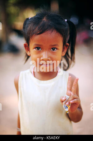 Siem Reap, Cambodge - Dec 8,2013:une petite fille cambodgienne fermer portrait dans un village près de Siem Reap. Banque D'Images