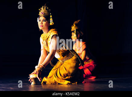 Siem Reap, Cambodge - 19 août:conférende un groupe de danseurs Aspara exécutaient lors d'effectuer à Siem Reap, Cambodge. Banque D'Images