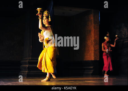 Siem Reap, Cambodge - 19 août:conférende un groupe de danseurs Aspara exécutaient lors d'effectuer à Siem Reap, Cambodge. Banque D'Images