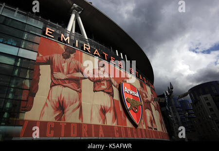 Vue générale du stade avant le match de la Premier League au stade Emirates, Londres. APPUYEZ SUR ASSOCIATION photo. Date de la photo: Samedi 9 septembre 2017. Voir PA Story FOOTBALL Arsenal. Le crédit photo devrait se lire comme suit : John Walton/PA Wire. RESTRICTIONS : aucune utilisation avec des fichiers audio, vidéo, données, listes de présentoirs, logos de clubs/ligue ou services « en direct » non autorisés. Utilisation en ligne limitée à 75 images, pas d'émulation vidéo. Aucune utilisation dans les Paris, les jeux ou les publications de club/ligue/joueur unique. Banque D'Images