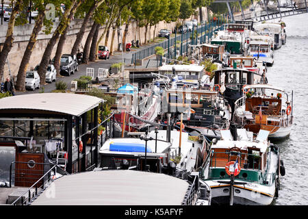 Péniches sur la Seine, Paris, France Banque D'Images