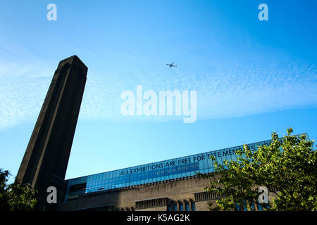 Tate Modern avec cheminée contre fond de ciel bleu avec des avions volant au-dessus Banque D'Images