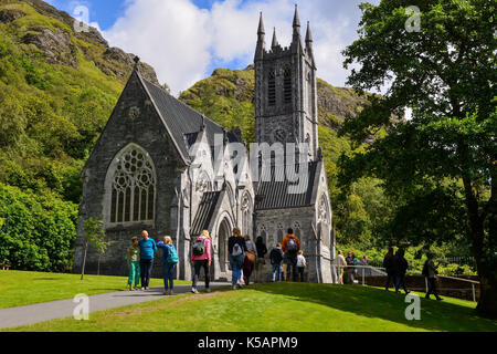 L'église de style néo-gothique à l'abbaye de Kylemore sur les rives du Lough Pollacappul dans le Connemara, comté de Galway, en République d'Irlande Banque D'Images