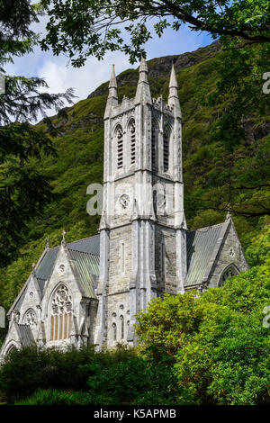 L'église de style néo-gothique à l'abbaye de Kylemore sur les rives du Lough Pollacappul dans le Connemara, comté de Galway, en République d'Irlande Banque D'Images